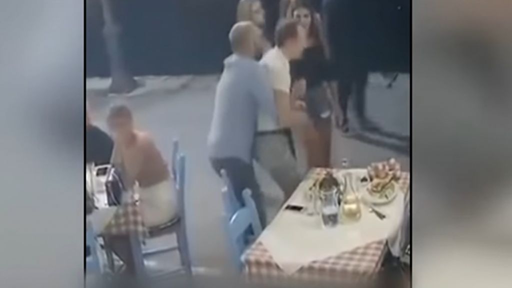 Χανιά: Διεθνές βραβείο σε εργαζόμενο εστιατορίου που έσωσε τουρίστα από πνιγμό