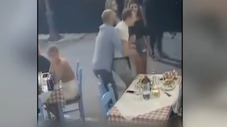 Χανιά: Διεθνές βραβείο σε εργαζόμενο εστιατορίου που έσωσε τουρίστα από πνιγμό