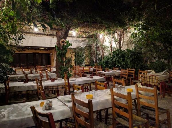 “Τα Φιλετάκια” στην Δάφνη: Ωδή στην γαστρονομία με τρόπο λαϊκό