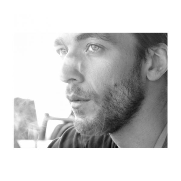 Ο Αiora κάποτε ερωτεύτηκε ένα κορίτσι στην Παλαιοχώρα επειδή δεν φορούσε μαγιό από άποψη