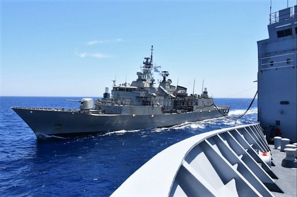 Η φρεγάτα ΣΑΛΑΜΙΣ στη ναυτική δύναμη που συνοδεύει το αεροπλανοφόρο Ντε Γκωλ
