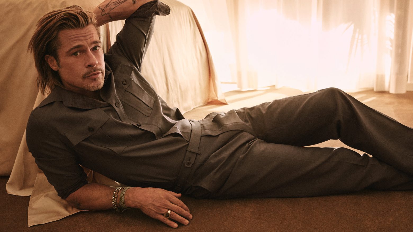 Μπραντ Πιτ: Πιο κούκλος από ποτέ για τις ανάγκες νέας διαφημιστικής καμπάνιας