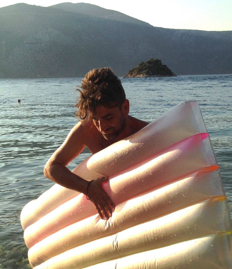 Λευτέρης Σιαράπης: «Καλοκαίρι είναι η παρέα μου και ο ήχος από το ποτάμι σαν μουσικό χαλί πίνοντας cocktails»