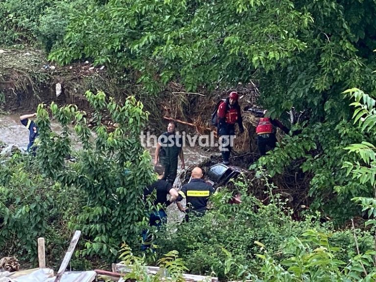 Θεσσαλονίκη: Η στιγμή που ανασύρουν τον νεκρό άνδρα από τα ορμητικά νερά