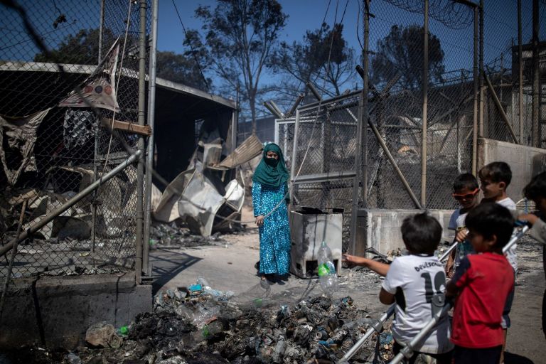 Εμπρησμός της Μόριας: Η «παρωδία της δικαιοσύνης» πίσω από την καταδίκη των ανήλικων Αφγανών