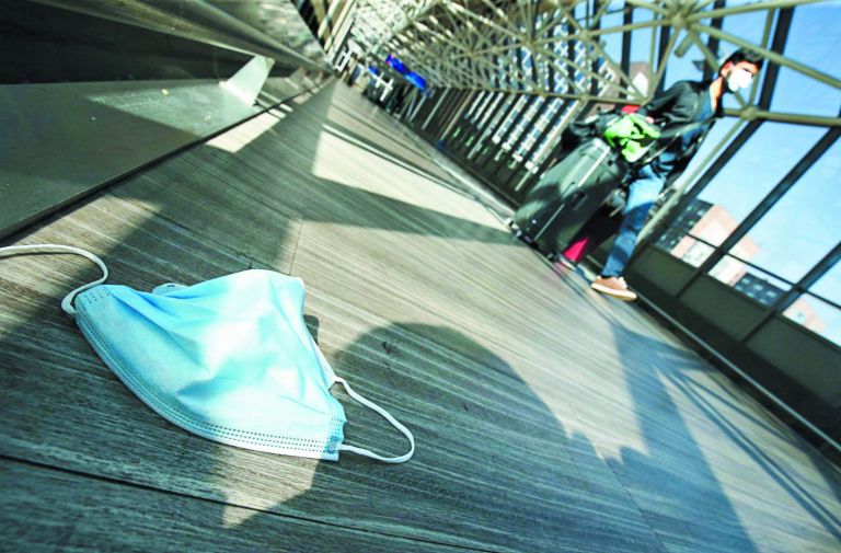 Κοροναϊός: Οι μάσκες πέφτουν αλλά οι ειδικοί τρομάζουν – Δεύτερες σκέψεις και πιθανές ανατροπές