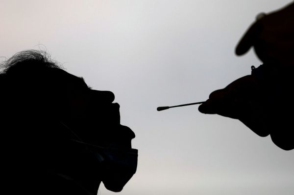 Κοροναϊός: Σε ποιους ασθενείς το μοριακό τεστ… επιμένει να βγαίνει θετικό επί μακρόν