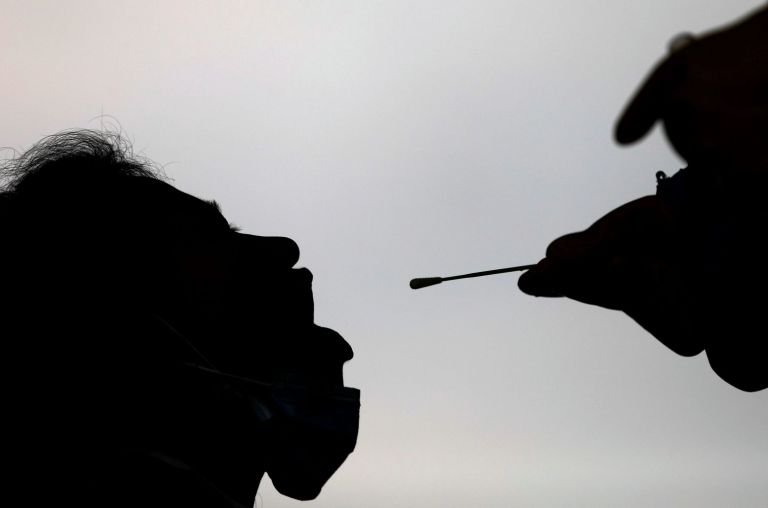 Κοροναϊός: Σε ποιους ασθενείς το μοριακό τεστ… επιμένει να βγαίνει θετικό επί μακρόν