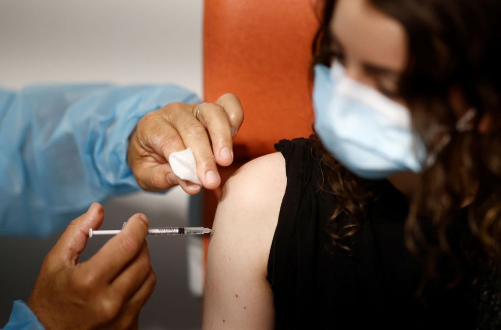 Κοροναϊός: Η Μαδρίτη θέλει να εμβολιάσει τους εφήβους 12-17 ετών πριν από τη νέα σχολική χρονιά