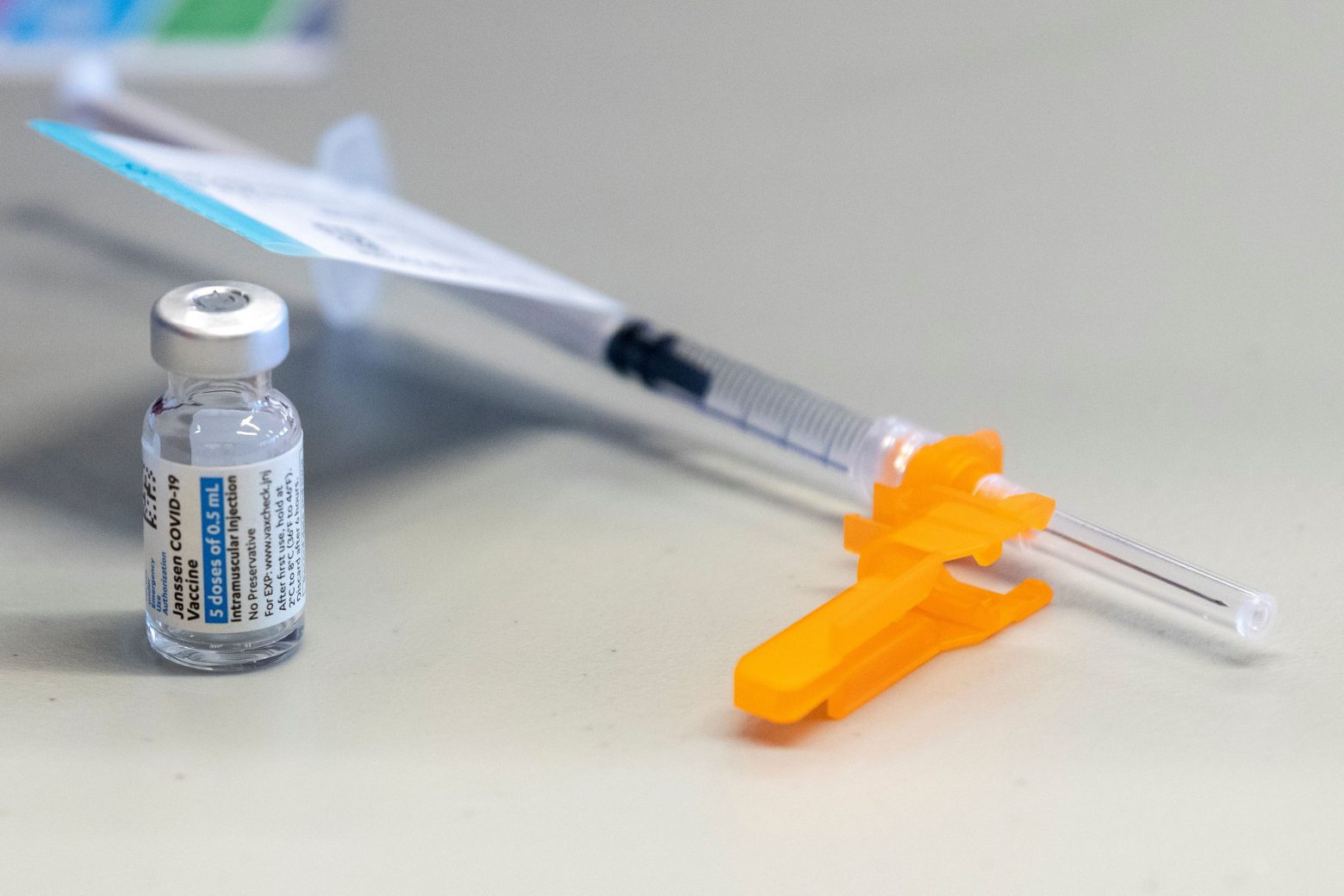 Κομισιόν: Το 51,5% των ενήλικων Ευρωπαίων έχει λάβει τουλάχιστον μία δόση εμβολίου