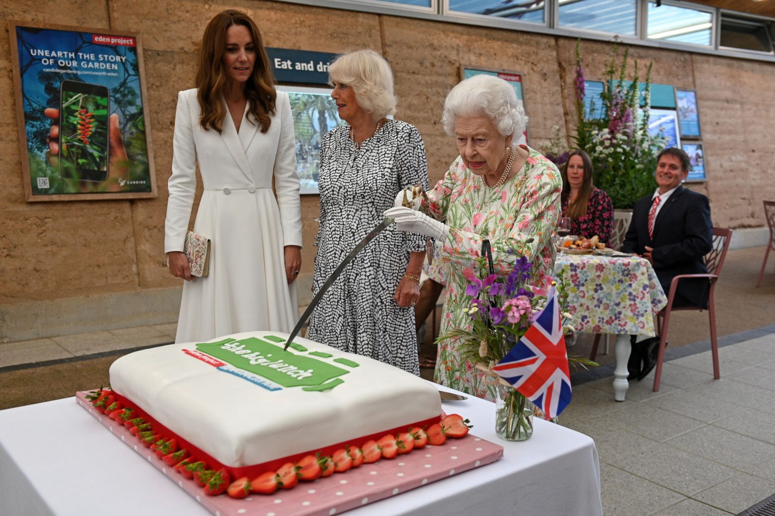 Βρετανία: Δεξίωση στους ηγέτες της G7 από τη βασίλισσα Ελισάβετ - Έκοψε την τούρτα με... σπαθί