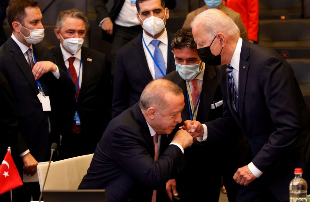 Σύνοδος ΝΑΤΟ: Ο χαιρετισμός Ερντογάν στον Μπάιντεν θυμίζει… χειροφίλημα