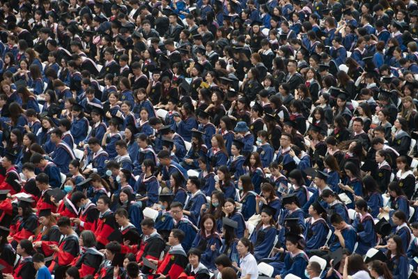 Ουχάν: Τελετή αποφοίτησης με 11.000 άτομα χωρίς μάσκες ενώ άλλες χώρες δεν έχουν άρει τα lockdown