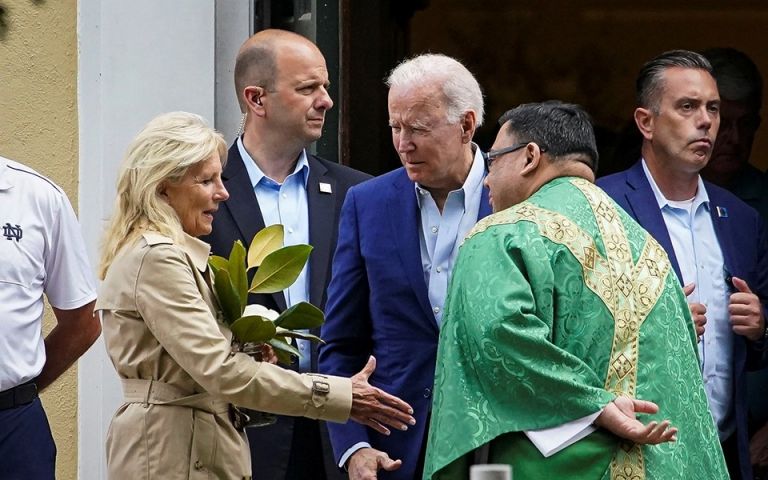 ΗΠΑ: Θα έρθει ο καθολικός Μπάιντεν σε ρήξη με τους ιερείς που «απειλούν» για τις αμβλώσεις;