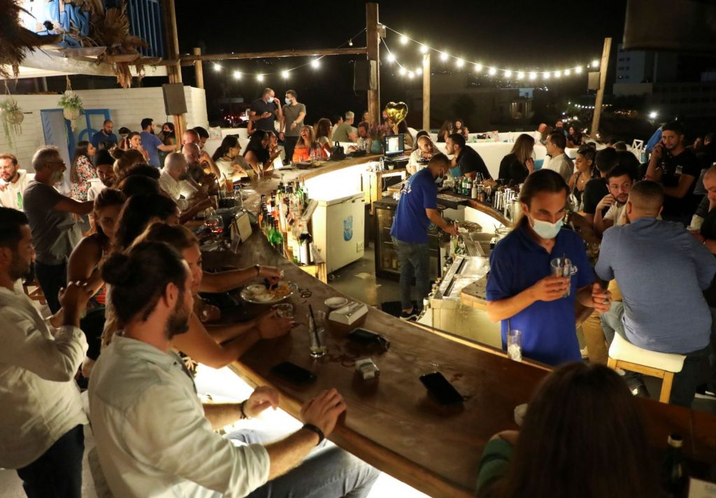 Προνόμια εμβολιασμένων: Τι αλλάζει σε εστίαση, θέατρα, σινεμά, κέντρα διασκέδασης και γήπεδα