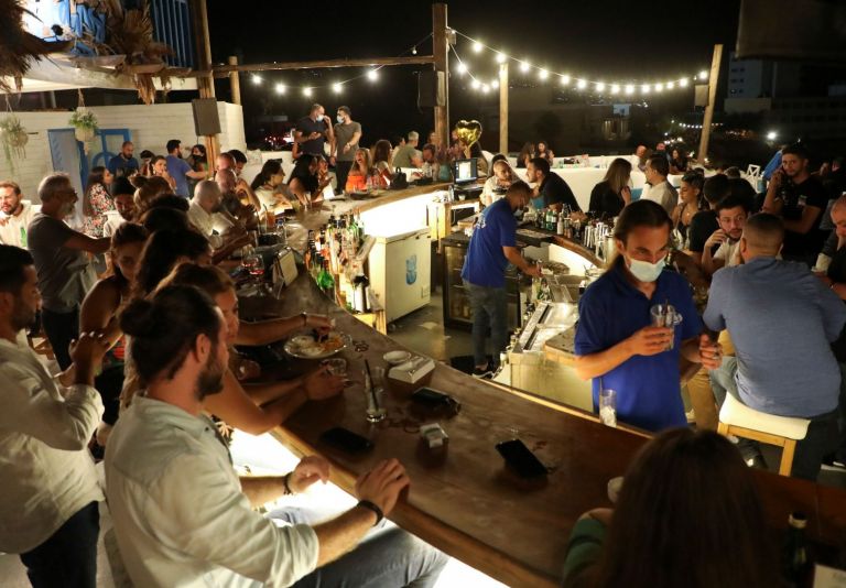 Προνόμια εμβολιασμένων: Τι αλλάζει σε εστίαση, θέατρα, σινεμά, κέντρα διασκέδασης και γήπεδα