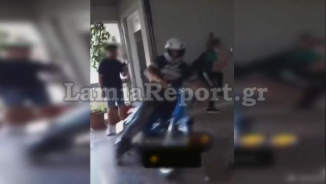 Λαμία: Μαθητής «μπούκαρε» με το μηχανάκι στο σχολείο κι έγινε χαμός – Δείτε το απίστευτο βίντεο
