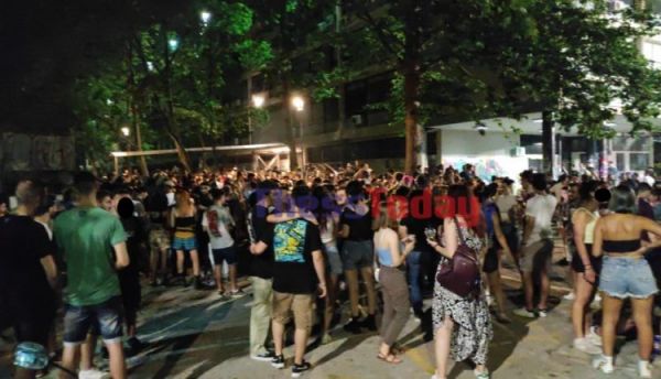 Θεσσαλονίκη: Συνεχίζονται τα κορονοπάρτι στο ΑΠΘ