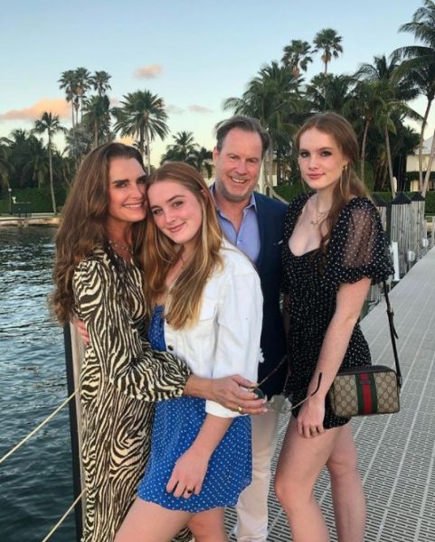 Η κόρη της Μπρουκ Σίλντς φόρεσε το κόκκινο φόρεμα της μαμάς της