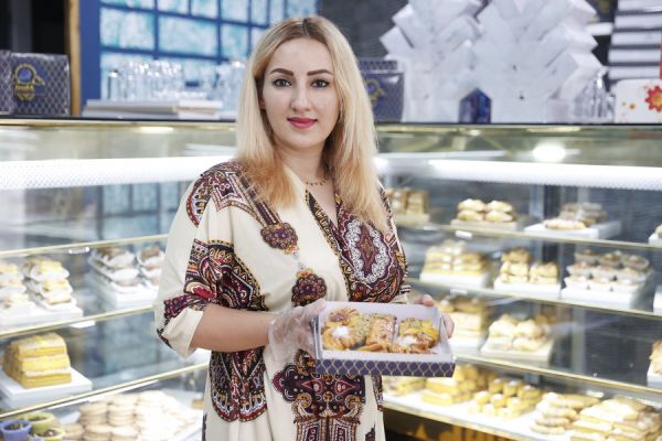 Θεσσαλονίκη: Αφγανή πρόσφυγας «κερνάει» ιρανικά γλυκά και παγωτό σαφράν στο δικό της ζαχαροπλαστείο