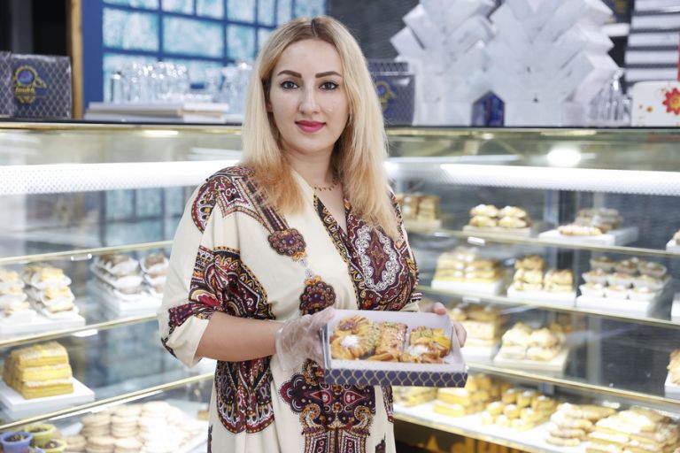 Θεσσαλονίκη: Αφγανή πρόσφυγας «κερνάει» ιρανικά γλυκά και παγωτό σαφράν στο δικό της ζαχαροπλαστείο