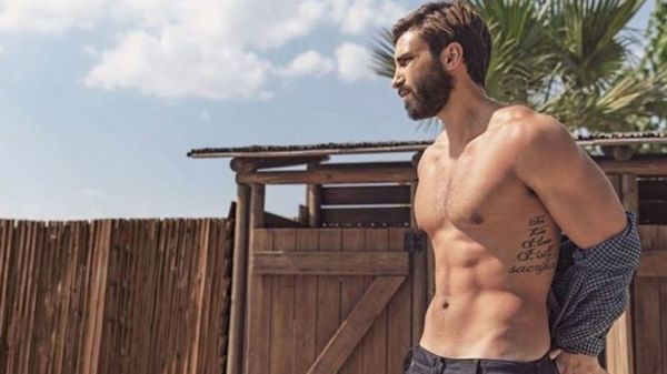 Ηλίας Γκότσης: Βουτιές με γυναικεία παρέα για τον πρώην νικητή του Survivor