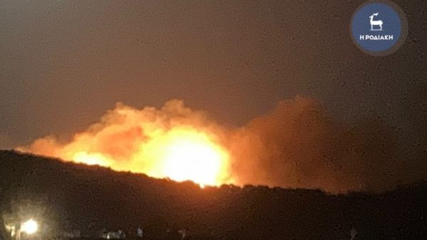 Μεγάλη φωτιά στην Κάρπαθο – Καίει από το βράδυ