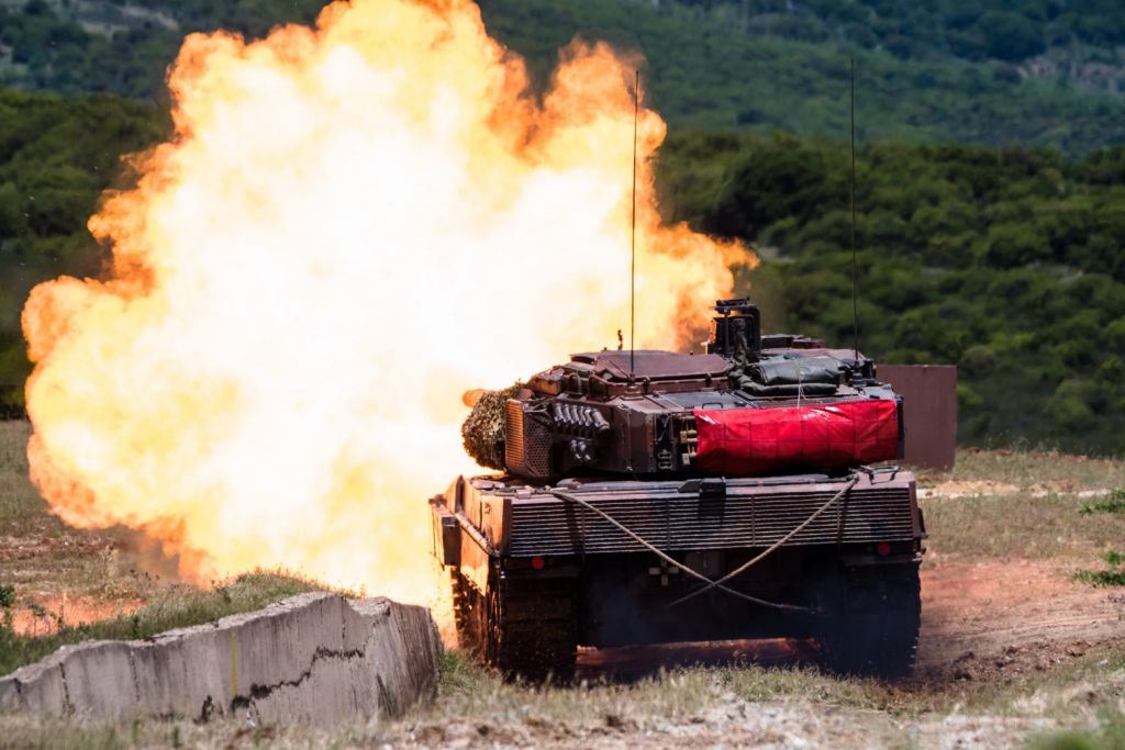 Εντυπωσιακό βίντεο από την άσκηση Κένταυρος – Βολές αρμάτων και ελεύθερες πτώσεις