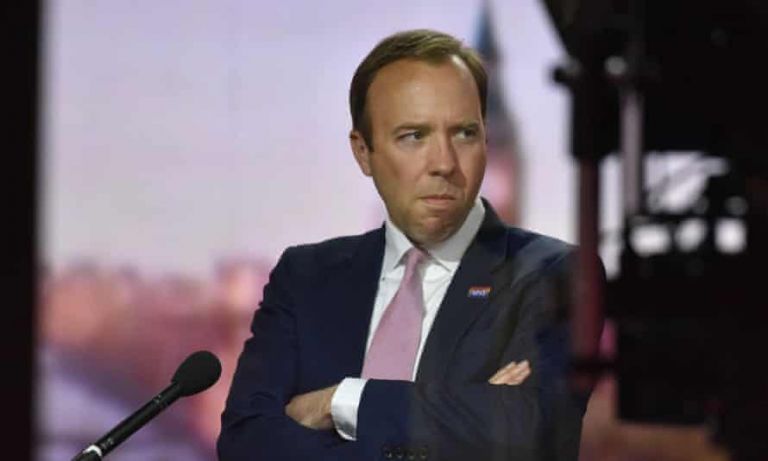 Βρετανία: Κάμερα «έπιασε» τον υπουργό Υγείας να απατά τη γυναίκα του