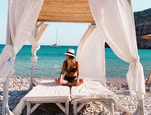 Η Αντιγόνη Βιντιάδη μας ταξιδεύει στην άγρια ομορφιά της Κάσου