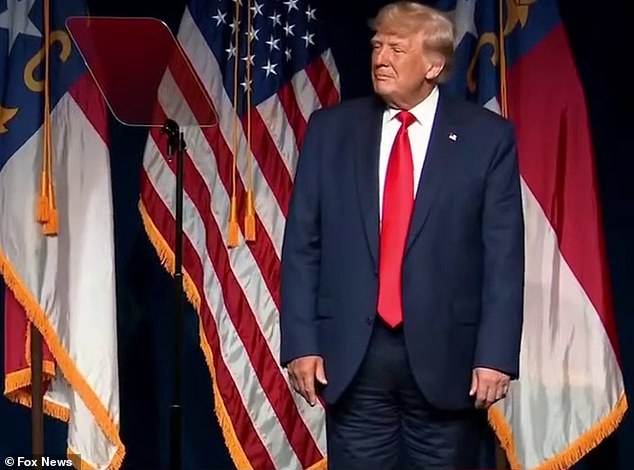 Τραμπ: Χαμός στα social media με το παντελόνι του – Το φορούσε τελικά ανάποδα ή όχι;