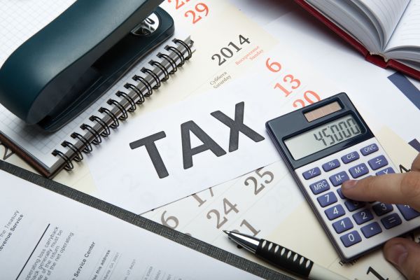 Φορολογικές δηλώσεις: Πώς φορολογούνται τα μπλοκάκια – Ποιοι επιτηδευματίες μπορούν να φορολογηθούν σαν μισθωτοί
