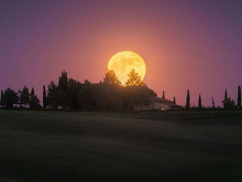 Ποια ζώδια ευνοεί η σημερινή πανσέληνος στον Αιγόκερω;