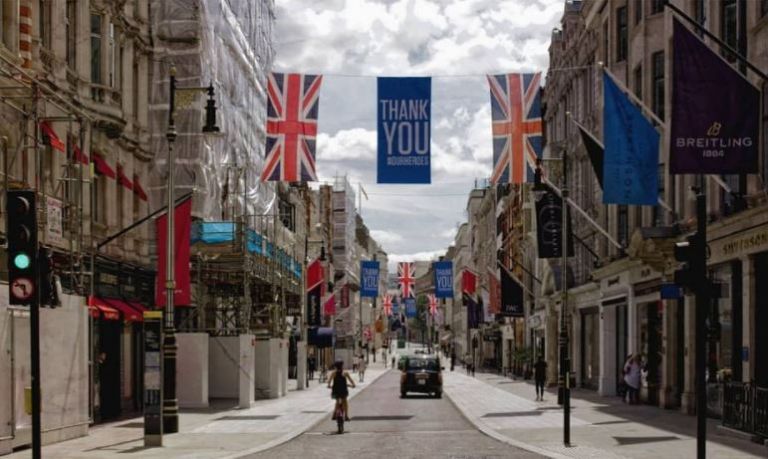 Ο τελευταίος κάτοικος στον πιο ακριβό εμπορικό δρόμο του Λονδίνου