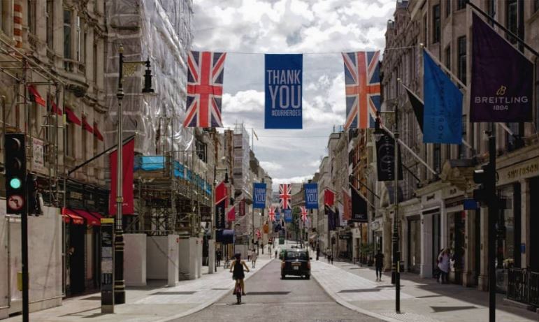 Ο τελευταίος κάτοικος στον πιο ακριβό εμπορικό δρόμο του Λονδίνου