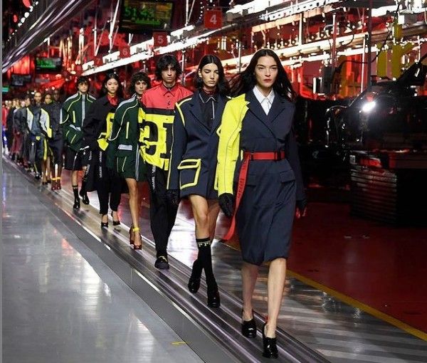 Η Ferrari «δίνει» γκάζια και στην πασαρέλα παρουσιάζοντας την πρώτη κολεξιόν ρούχων της
