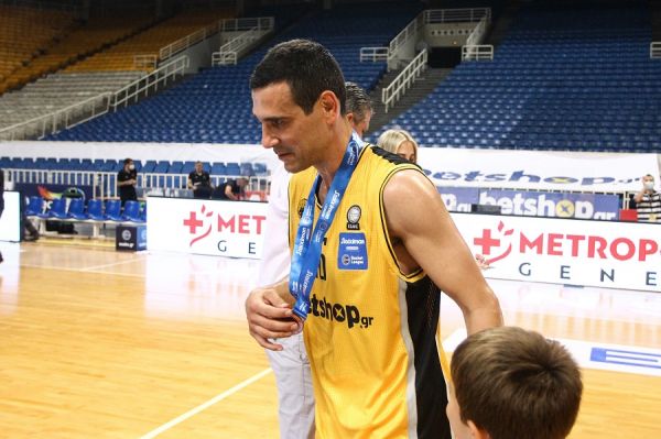 Αποσύρθηκε από το μπάσκετ ο Ζήσης