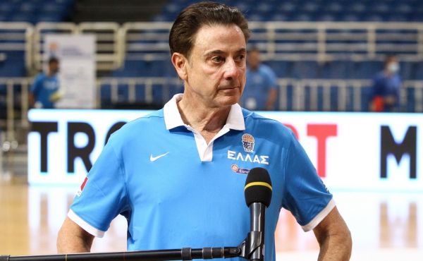 Απίθανος Πιτίνο: Ταξιδεύουμε 22 ώρες και δεν έχουμε φθάσει – Έχασε δύο κιλά ο Μανωλόπουλος