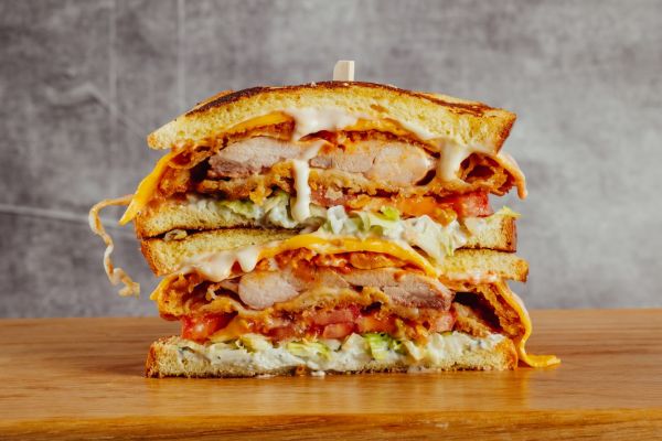 Ο Τάσος Αντωνίου μάς υπενθυμίζει τι θα πει πραγματικά καλό μπέργκερ