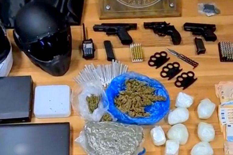 Επτά συλλήψεις για έκρηξη σε βενζινάδικο στο κέντρο της Αθήνας – Κατασχέθηκαν όπλα και ναρκωτικά