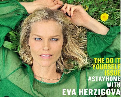 Εύα Χερτζίκοβα: Διακοπές στην Σαντορίνη για το διάσημο μοντέλο