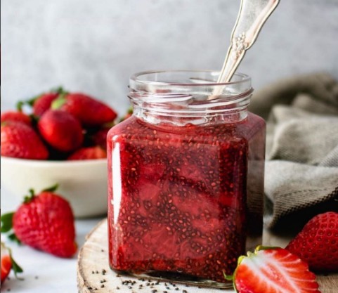 Η πιο εύκολη και νόστιμη συνταγή για μαρμελάδα φράουλα με μόλις τρία υλικά