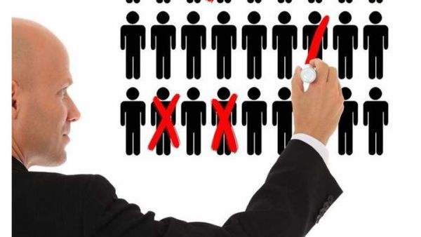 Εργασιακά: Οι αλλαγές Χατζηδάκη για το καθεστώς απολύσεων – Αντιδράσεις από νομικούς και φόβοι για απορρύθμιση του τοπίου