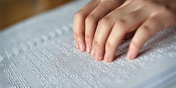 Τιμοκαταλόγοι με γραφή Braille από τον Φάρο Τυφλών για όλα τα καταστήματα εστίασης