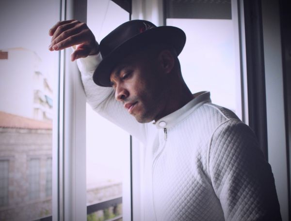 Lee Anduze: Ο τραγουδιστής των Parov Stellar σε νέο τραγούδι με φόντο την Ακρόπολη