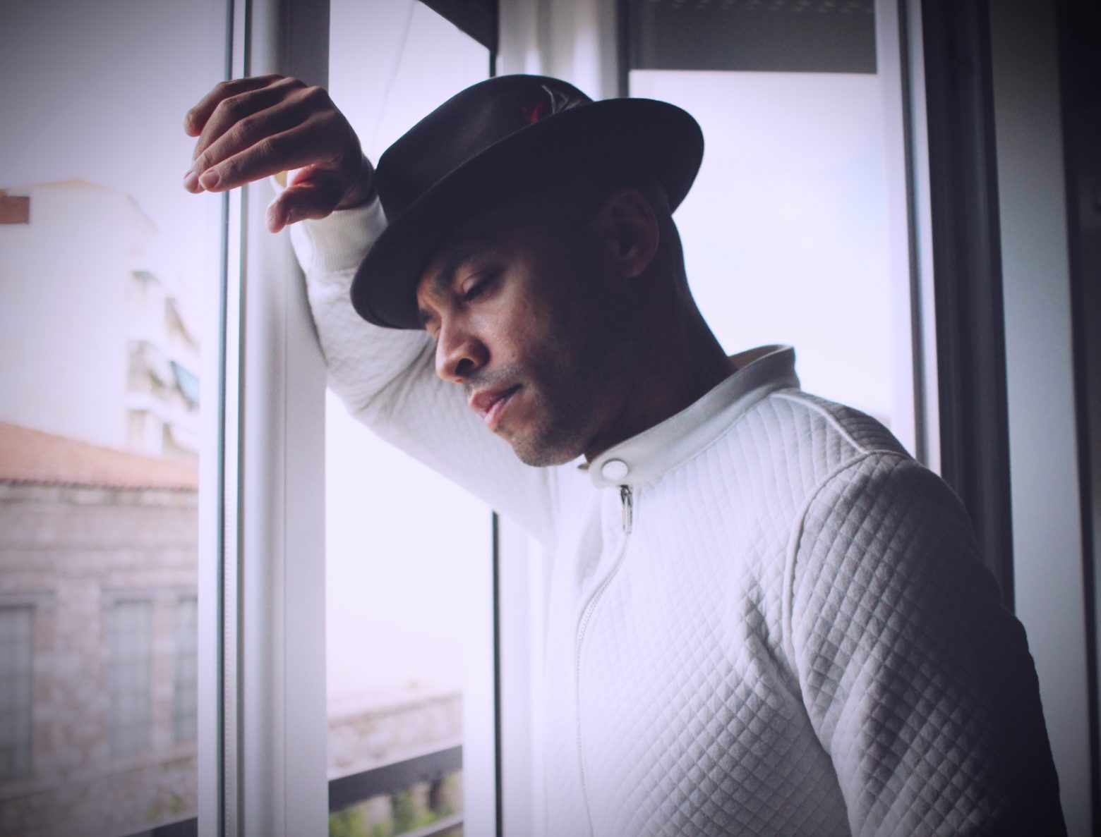 Lee Anduze: Ο τραγουδιστής των Parov Stellar σε νέο τραγούδι με φόντο την Ακρόπολη