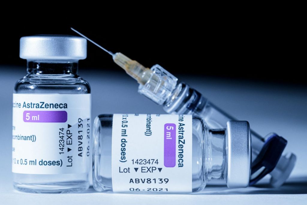 Ιταλία-AstraZeneca: «Αντάρτικο» από τον περιφερειάρχη Καμπανίας για τον μεικτό εμβολιασμό των πολιτών