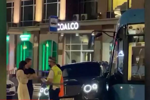 Μόσχα: Το πιο… ακριβό τροχαίο – Τραμ συγκρούστηκε με λιμουζίνα