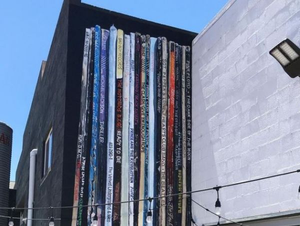 Μια εντυπωσιακή τοιχογραφία φτιαγμένη από βινύλια