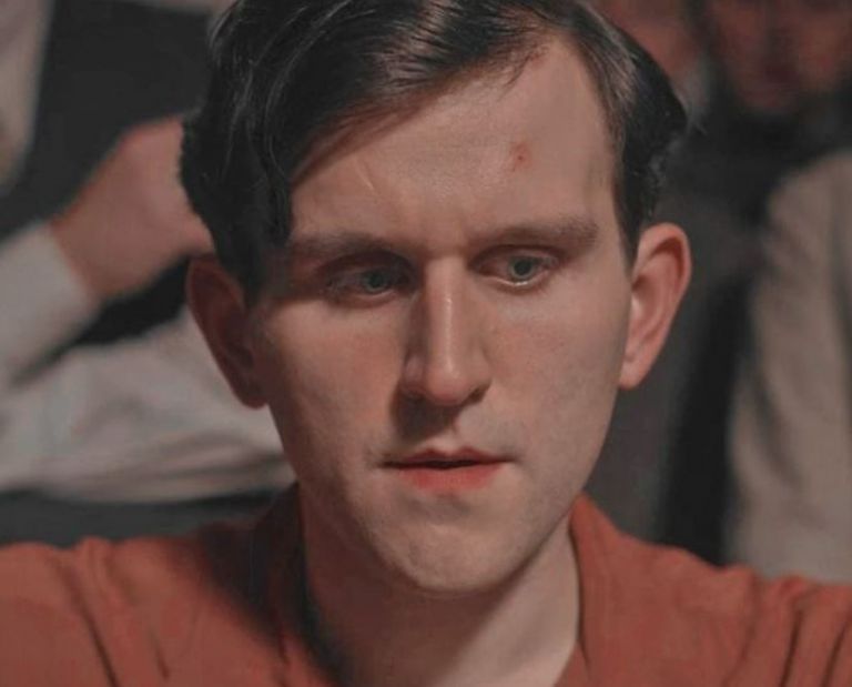 Ο Harry Melling μεταμορφώνεται σε Έντγκαρ Άλαν Πόε για το Netflix